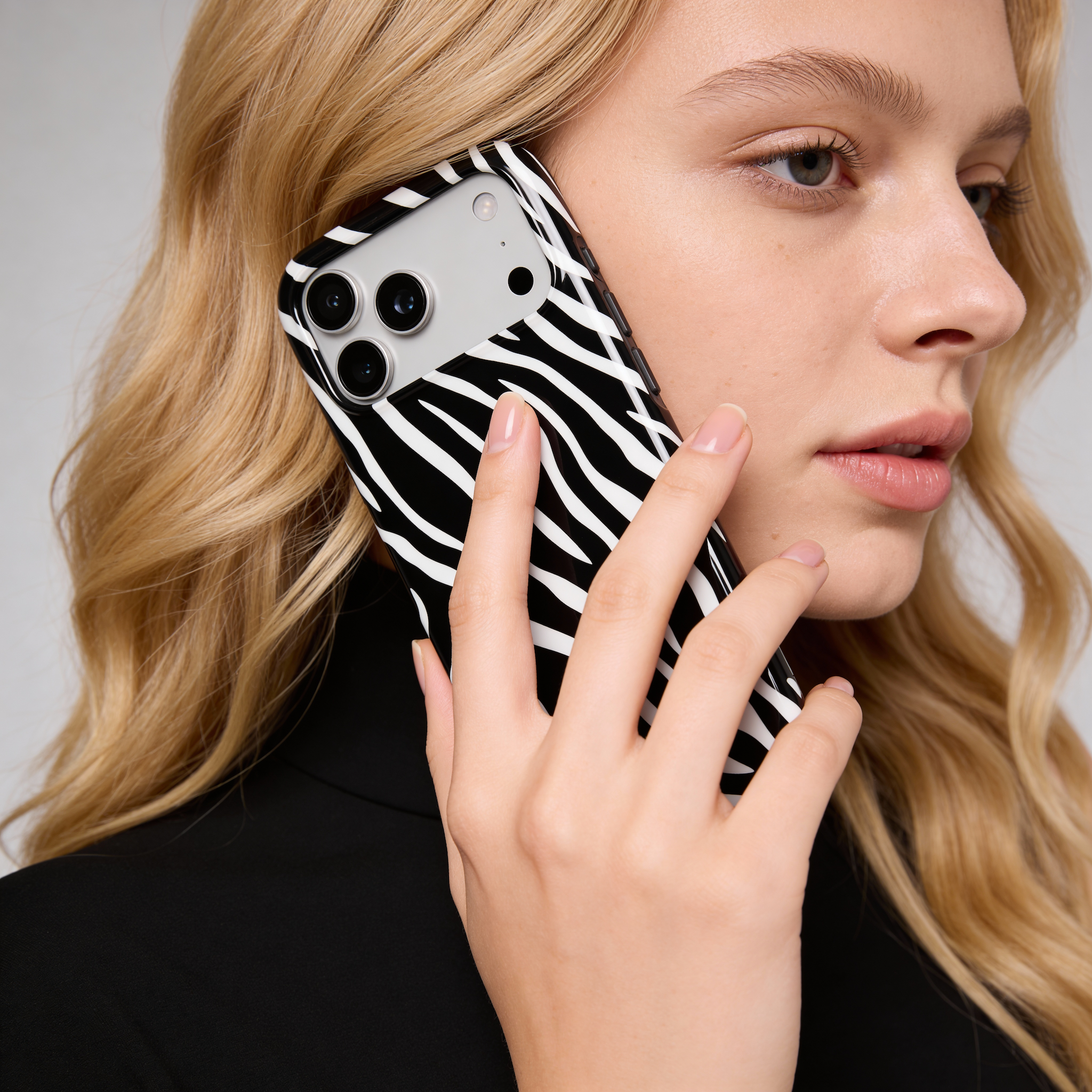 2VYIRZebraLuxeAnimalPrint_BlackandWhiteLifestyle-ShockproofToughMagSafeiPhoneCase.png